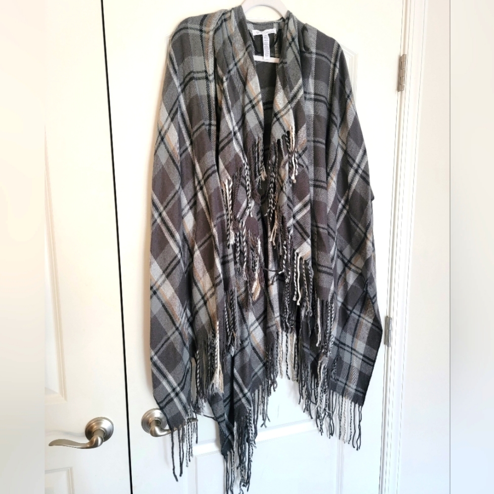 BCBG Draped Fringe Waterfall Wrap Cape Scarf in Charcoal Gray / Beige One Size